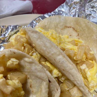 Papas con huevo en tortilla de maiz