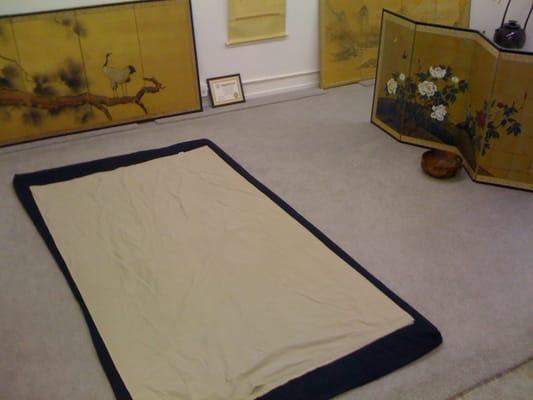 Shiiatsu Guy provides shiatsu in the traditional way.