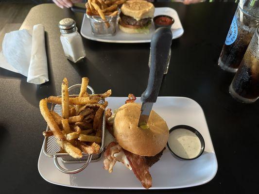 Me's burgers & brews