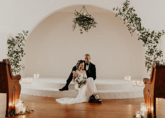 Simply Elegant design with mixed greenery and candles