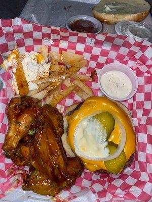 McKinnon's Seafood Wings & Gullah Tingz