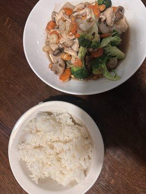 Pad cashew nut with chicken (includes side of rice)