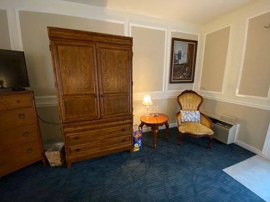 Nice sitting area in this spacious room.