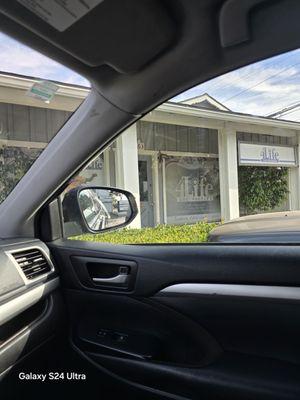 Este lugar está mal mucha irresponsabilidad todo el tiempo llega tarde, nunca ocupan, en realidad no se si es empleada o dueña.