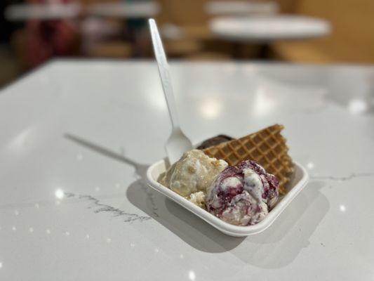 Jeni's Signature (3 scoops).