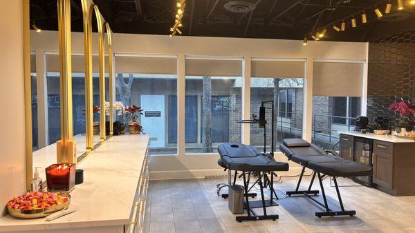 Clean and modern atmosphere. Feels like a spa!