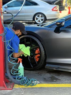 D-Luxe Hand Car Wash