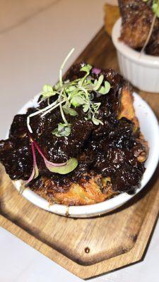 Mac n cheese with oxtails