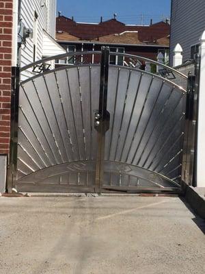 Left hand side is higher an more towards the back then what the right hand side is. I do love the gate just wish it was even.