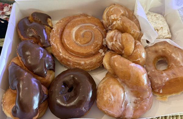 Chocolate Twist, Cinnamon bun, Glazed Twist, Beignet, Glazed, Chocolate cake