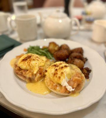 Salmon eggs Benedict