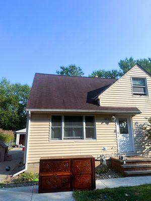 Roof, siding and windows before in Middleburg