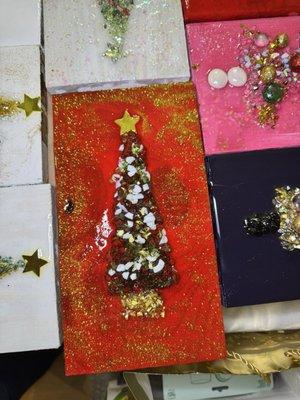 Shard glass and white stones with glitter