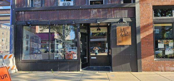 Studio and Gallery with local artists and ceramic classes. We specialize in custom mugs for businesses