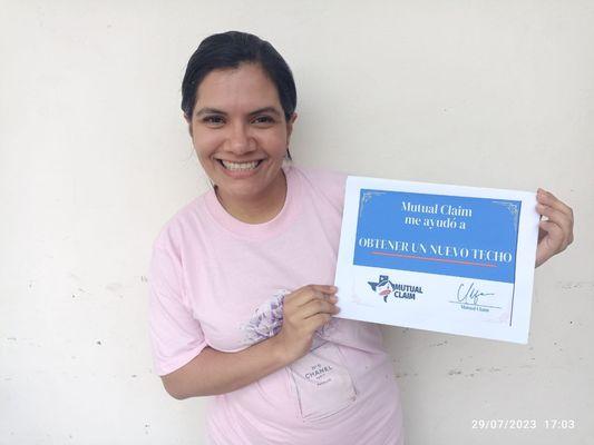 Happy customer who received approval for a new roof.
Cliente satisfecho que recibió una aprobacion para un techo nuevo.
