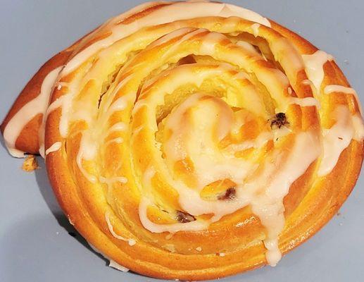 Girella Sugar Glazed Roll w/Raisins $4.95 (06/29/25). @PratoBakery #JerseyCity #ItalianFood #Pastries #Sweets #BakedGoods
