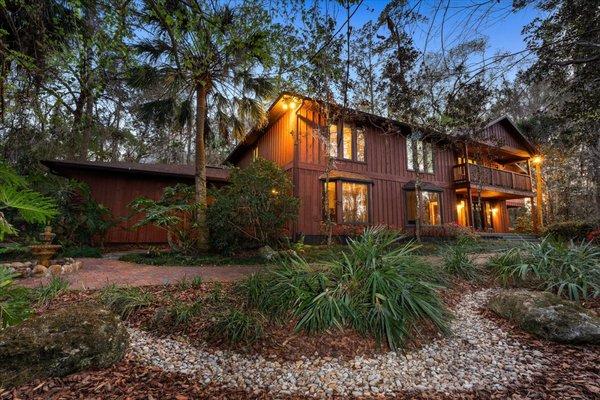 Beautiful 6 Bedroom Pool Home