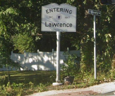 A new entering Lawrence sign. Coming from North Andover, but there is nothing behind this sign.