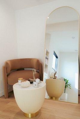 A soft space for deep skin renewal.
Warm light, gentle touches, and treatments tailored just for you.
Your glow starts here.