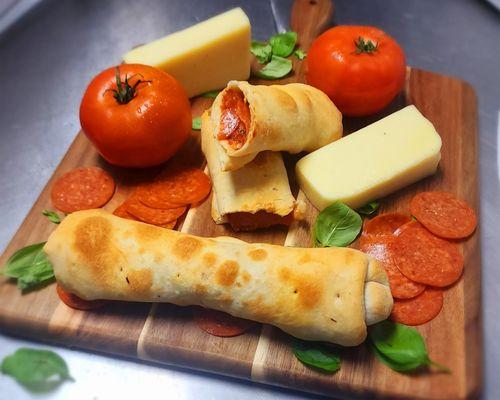 The Classic Pepperoni:
Premium, uncured pepperoni made from high-quality cuts and crafted without artificial preservatives. Tried & true.