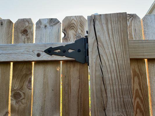 Even worse at the top. 2nd hanging of the split the post. Gate fell and cannot be opened again