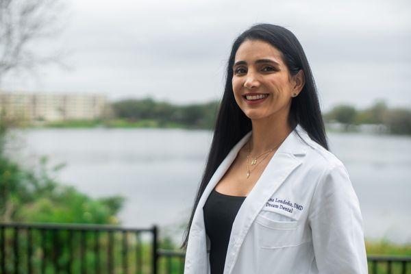 Dr. Londono: Winter Haven's top dentist for dream smiles with modern tech & expertise in general, cosmetic, & implant dentistry.