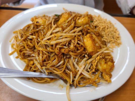 Shrimp Pad Thai, hard to tell the truth about flavor.. our dish tasted like the ocean (salty) but others say it's good... For me 3/10..