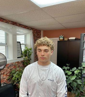 Linda's Cutting Edge Hair Salon & Day Spa