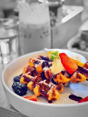 Berries croffle | ig : whaEVAeats