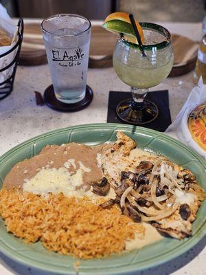 Chicken w/mushrooms. Onion anf queso. Comes with rice and beans or a salad and 2 tortillas