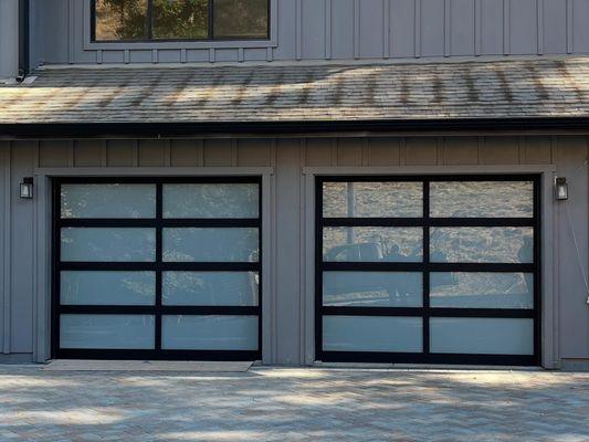 Alumadoor Black anodize with white laminate glass