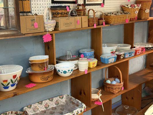 Vintage PYREX and Fire King kitchen wares.