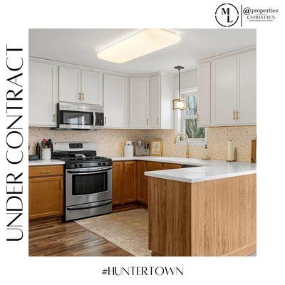 UNDER CONTRACT!
Sweet and fresh single family with 3 beds and 3 baths and awesome yard!
i