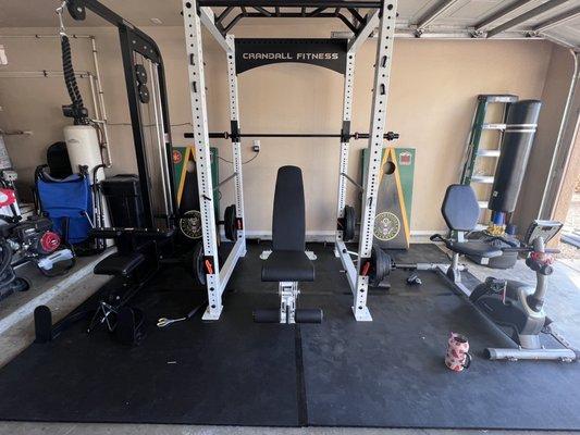 Squat machine / lay pulldown machine all the accessories with it /Olympic bar / curl bar / bench