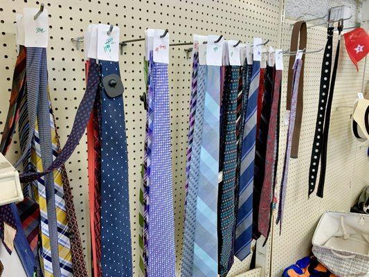 Nice selection of men's ties, most look lightly used and almost new.