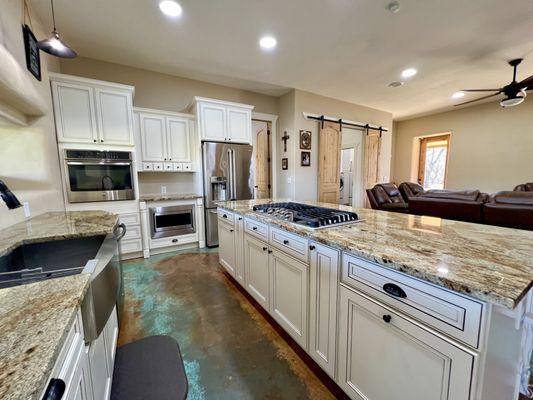 Check out this stunning custom country kitchen! One of our favorite features to showcase--perfect blend of charm and modern style!