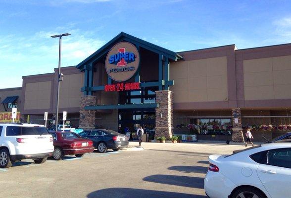 Love this new store in Great Falls. Great selection of fruits and vegetables, meats, and seafood. And .99 video rentals.