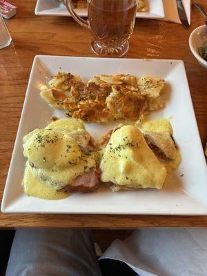 Traditional eggs Benedict