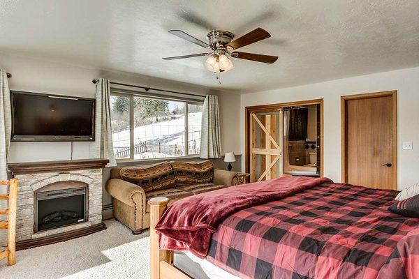 The honeymooner room with the "Diamond bathroom".