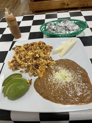 Huevos con chorizo.