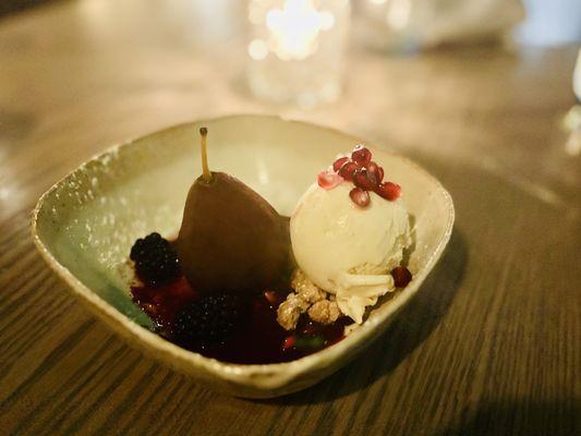 Pear and vanilla ice cream with hazelnut crunch - yum!