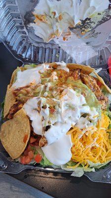 Grilled chicken salad with chips