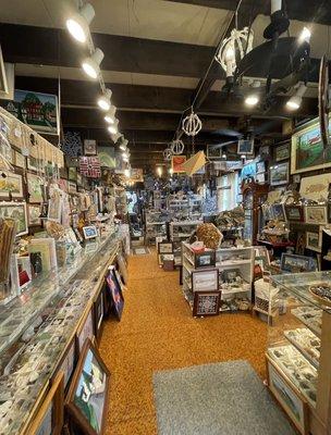 Bradys Village Art Gallery & Rock Shop
