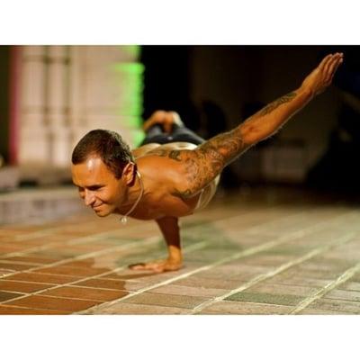 Gui Alves performing some high performance techniques at the Hawaii State Art Museum.