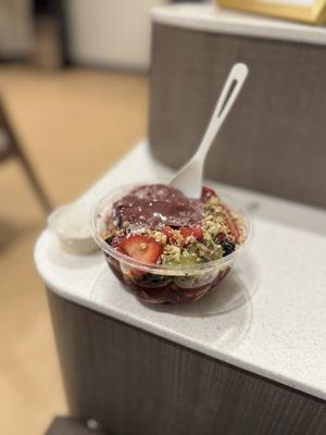 The açaí bow had toppings on the bottom and the frozen Açaí on top. I also asked for protein but I was not mixed in