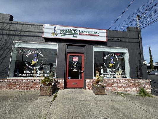 The storefront at 2635 N Main.