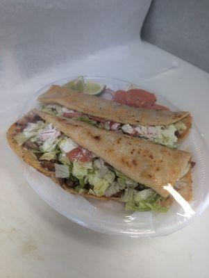 Machete es tan grande que lo tiene que partir porque no entra en el plato delicioso