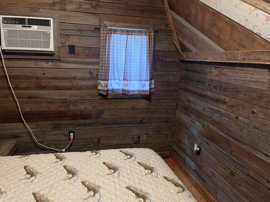 Queen size bed, microwave , fridge, coffee pot but no bathroom in cabin. Bathroom and shower house very close.