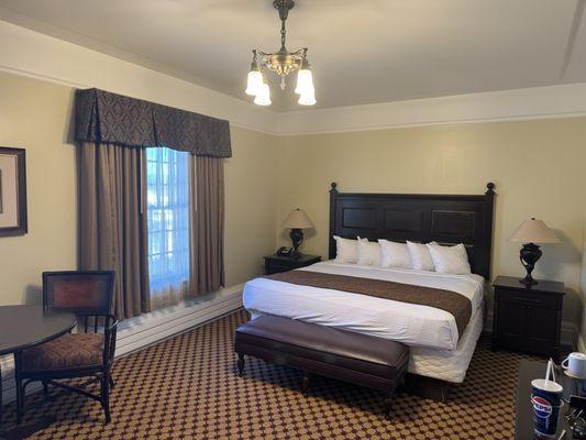 Standard king bed room