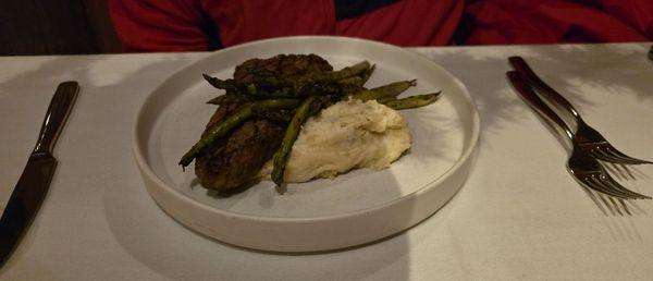 Ny strip with asparagus and mashed potato